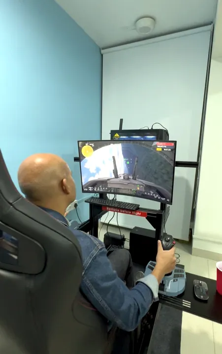 Instructor and student in a simulator teaching session