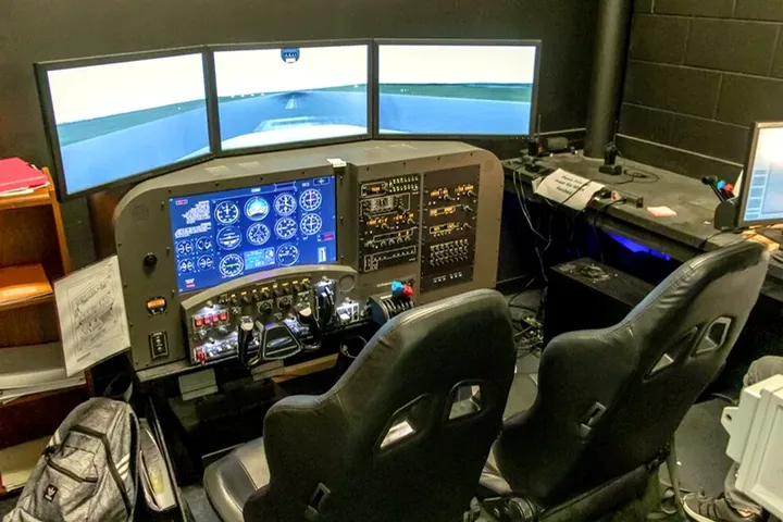 Flight training device cockpit