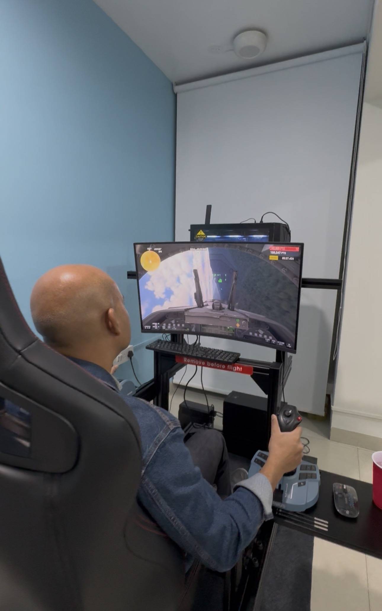 Student using the flight simulator at aerogenesis